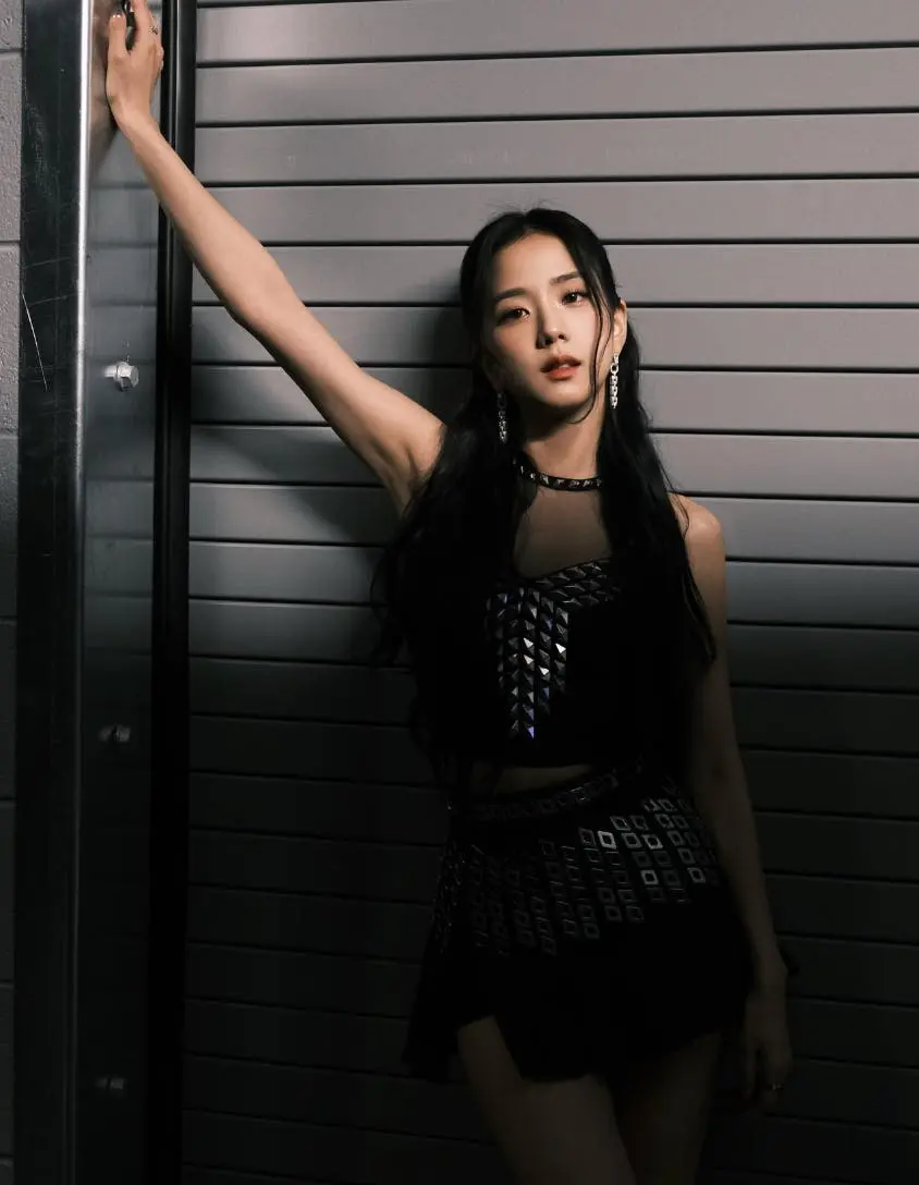 Jisoo 無懼外界批評繼續嘗試不同風格作品，她的魅力來自她只愛專注做自己