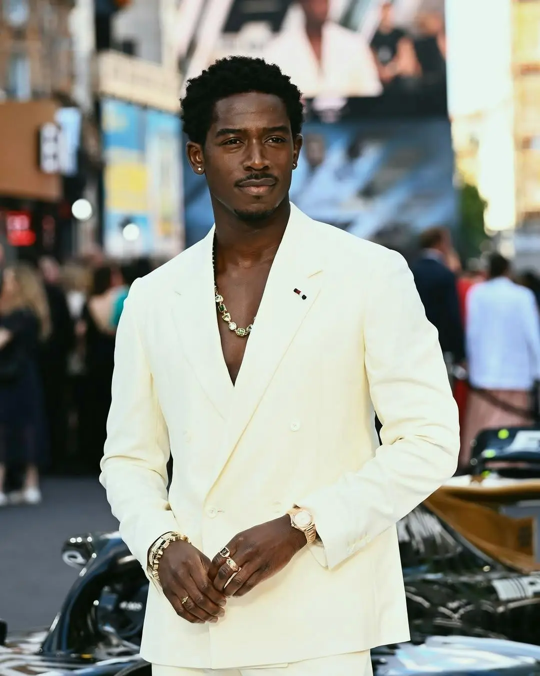 站在 Brad Pitt 旁也不被比下去的男人：Damson Idris 因《F1》爆紅，有望成為下任「黑豹」